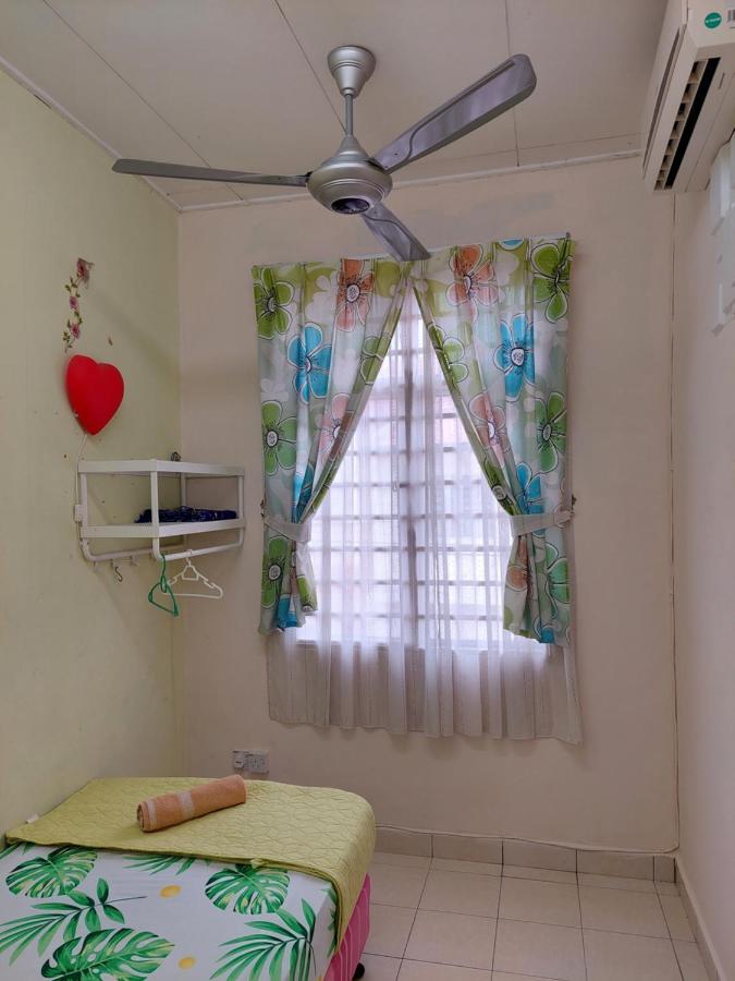 E&A Homestay Klia/ Sepang/ Nilai Экстерьер фото